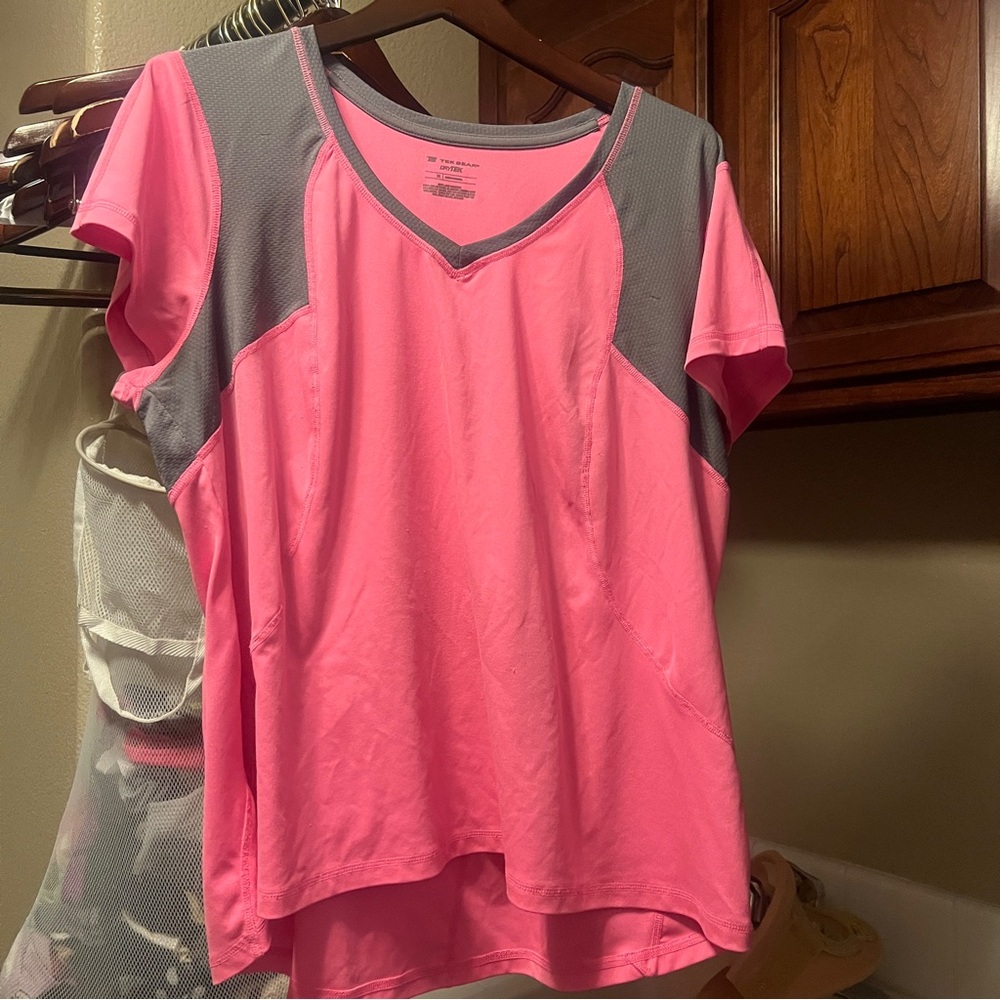 TEK GEAR DRYTEK~Pink + Grey  V-Neck T-Shirt~100% Polyester Back Zip Pocket~ 1X